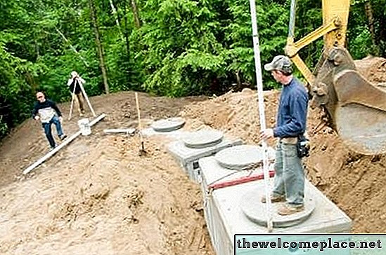 Hoe leidingen aan te sluiten op een septic tank