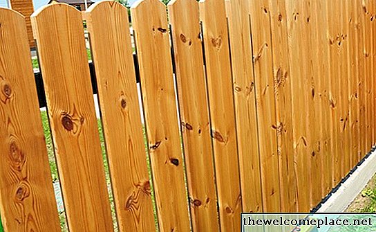 Comment convertir une clôture en grillage en une clôture en bois