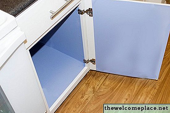 Cómo cubrir gabinetes de cocina con papel de vinilo