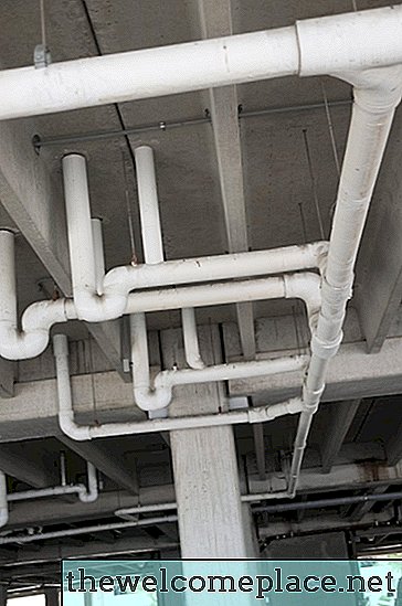 Comment couvrir les tuyaux inesthétiques au plafond bas dans un sous-sol