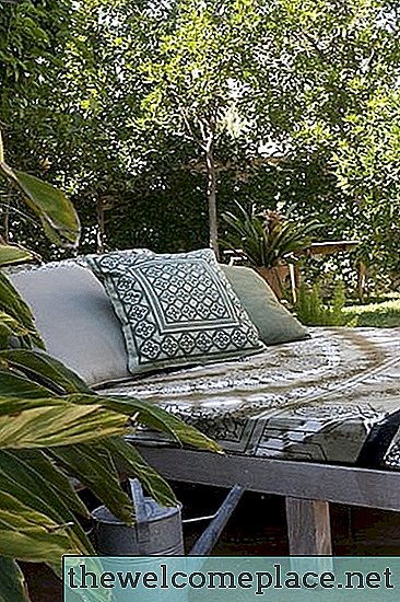 Hoe een Outdoor Lounge Bed te creëren