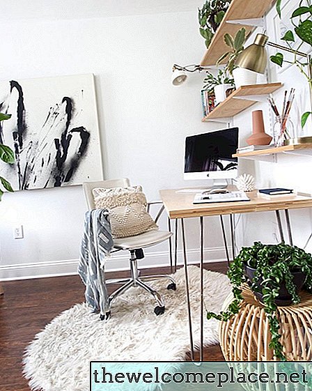 Cómo crear una hermosa oficina en casa con solo unos pocos pies cuadrados