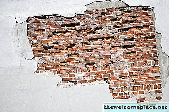Cum se creează perete de cărămidă expus faux folosind tencuială venețiană și furnir de piatră