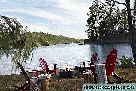 Cum să creezi un spațiu de luat masa în aer liber inspirat pe malul lacului