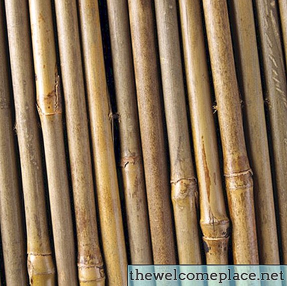 Cómo cortar postes de bambú por la mitad