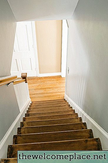 So schneiden und installieren Sie Treppenröcke
