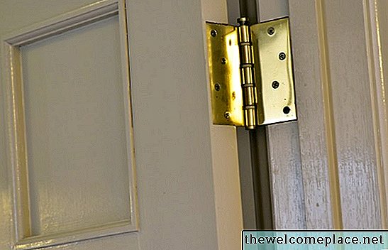 Hoe gaten te maken voor deurscharnieren