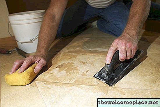 Cómo cortar una sección de alfombra y poner en azulejo