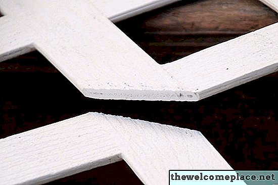 Comment couper les treillis et matériaux de clôture en vinyle