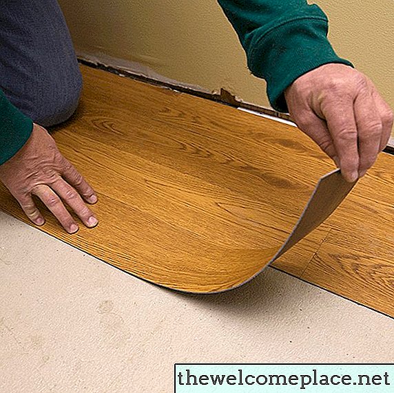 Cómo cortar pisos de tablones de vinilo