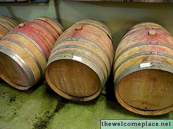 Como cortar um barril de vinho ao meio