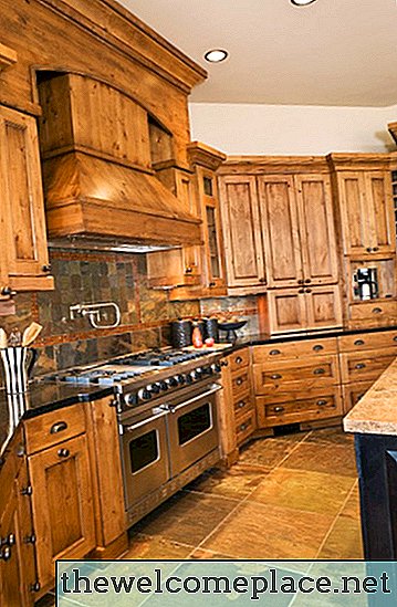 Comment décorer autour des armoires de cuisine en bois naturel