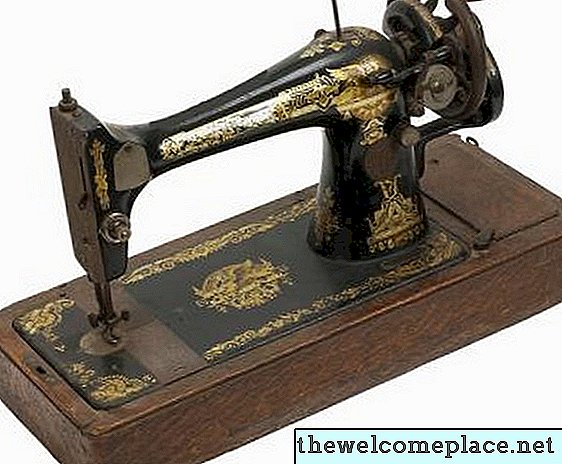 Cómo determinar la edad de una máquina de coser de cantante antiguo