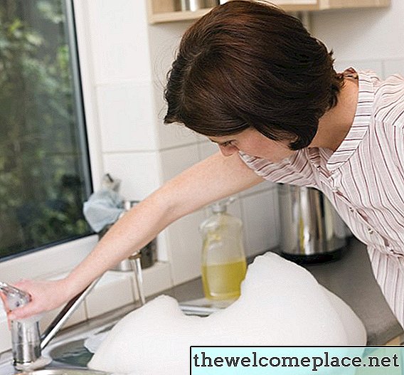 Como dissolver um entupimento de alimentos na cozinha