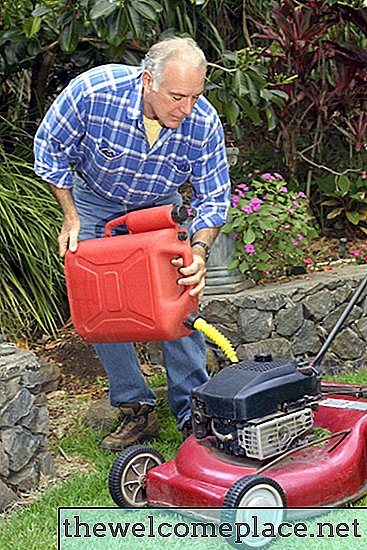 Como drenar o gás de um cortador de grama John Deere