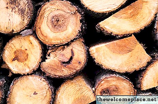 Hoe brandhout snel te drogen