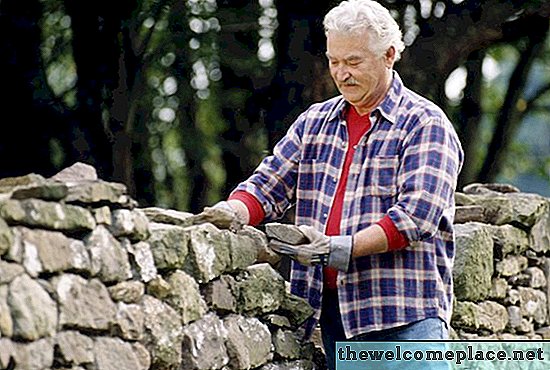 Como empilhar a seco um muro de contenção com pedras locais