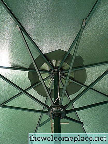 Comment teindre un parapluie de patio fané