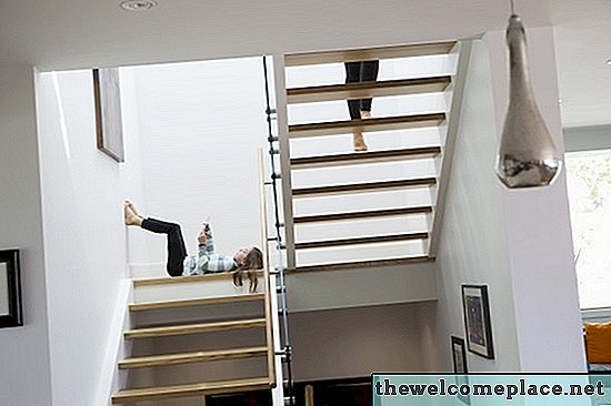 كيفية إنهاء الأرضيات الخشبية في أعلى الدرج