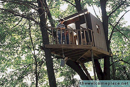 So befestigen Sie ein Baumhaus an einem Baum, ohne ihn festzunageln