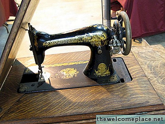 كيفية معرفة ما إذا كانت آلة الخياطة المغني قديمة؟