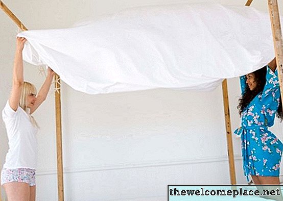 Cómo ajustar una sábana ajustable Queen a una cama de tamaño completo
