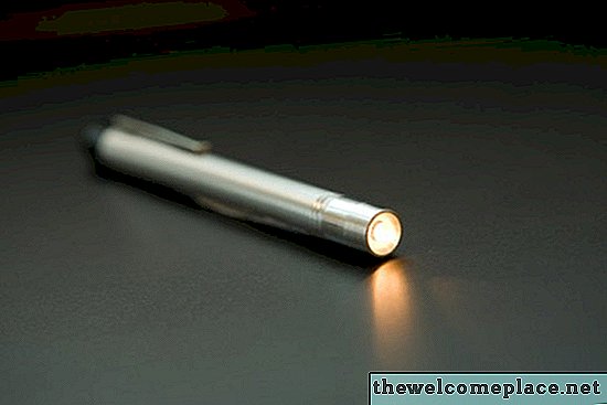 كيفية إصلاح مصباح يدوي LED
