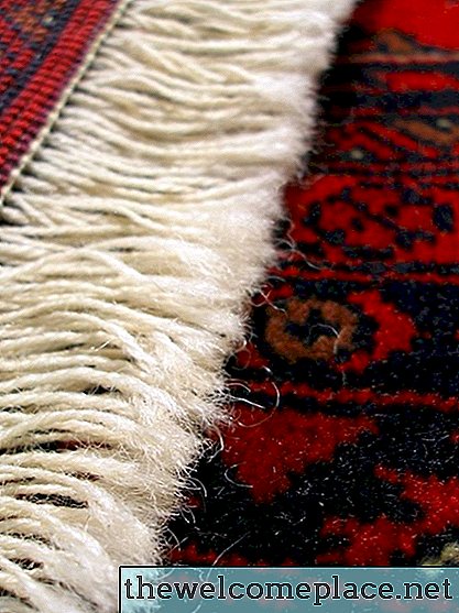Comment réparer une frange de tapis oriental