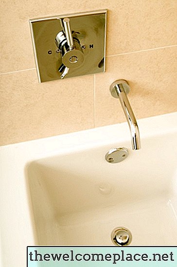 Wie man einen Badewanne Abfluss repariert, der nicht geöffnet bleibt, um abzulassen
