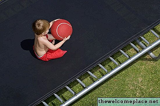 Wie man ein verbogenes Trampolin repariert