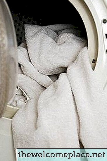 Cómo arreglar una secadora de ropa cuando la ropa está atrapada entre el tambor