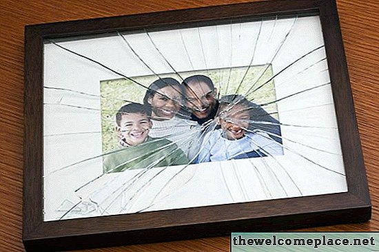 Cómo arreglar una grieta en el vidrio en un marco de imagen