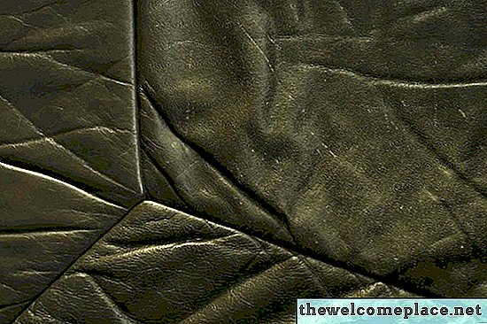 Πώς να καθορίσει ρωγμές σε ένα Faux Leather Couch