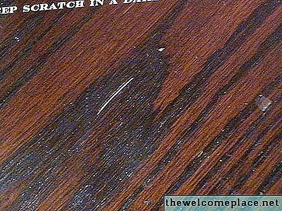 Comment réparer une éraflure profonde dans une table en bois
