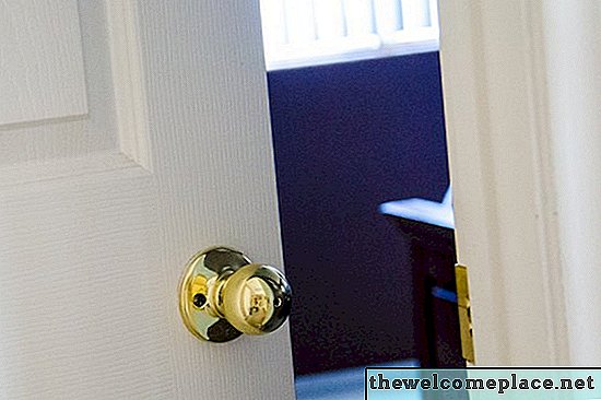 Hoe repareer je een deur die slingert?