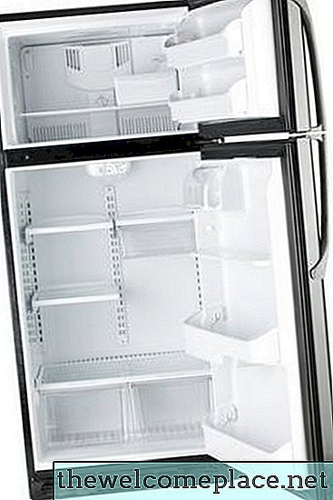 Como consertar um freezer que vaza água para a geladeira