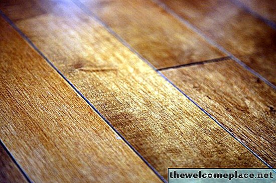 Como corrigir arranhões no piso de madeira usando maionese