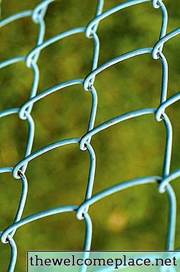Πώς να καθορίσετε τρύπες σε ένα φράχτη συνδέσεων αλυσίδων