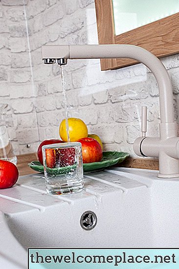Jak opravit vodotěsný kuchyňský faucet