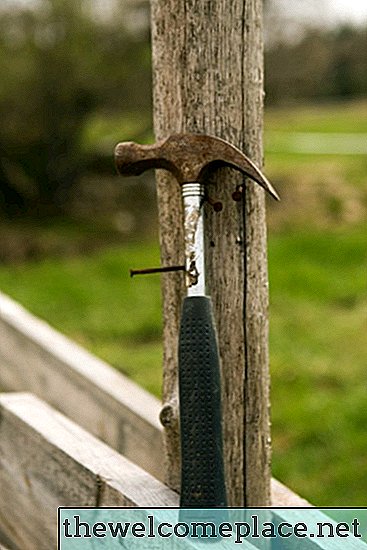 Πώς να καθορίσετε Loose Fence Posts