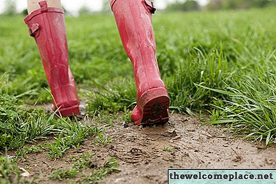 Comment réparer une pelouse boueuse