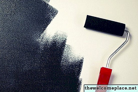 Como corrigir marcas de rolo de pintura após a secagem