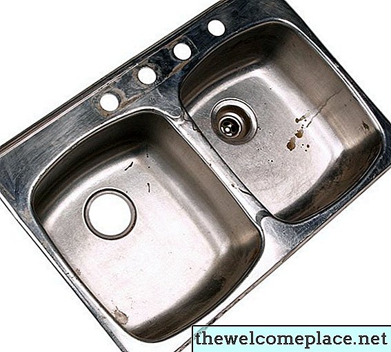 Kako popraviti rupice na duljini u sudoperu od nehrđajućeg čelika