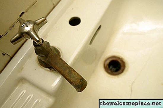 Hoe een echt stinkende afvoer in de badkamer te repareren