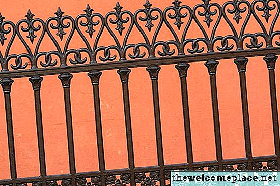 Jak opravit zrezivělé otvory v kované železné plotě