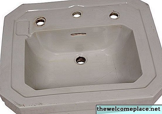 Comment réparer les égratignures et égratignures dans un évier en porcelaine blanche