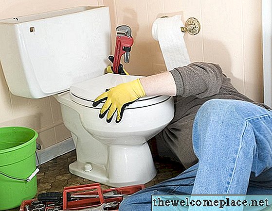 Comment réparer une toilette qui coule