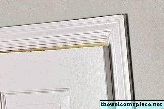 Como consertar uma porta colada ou curvada