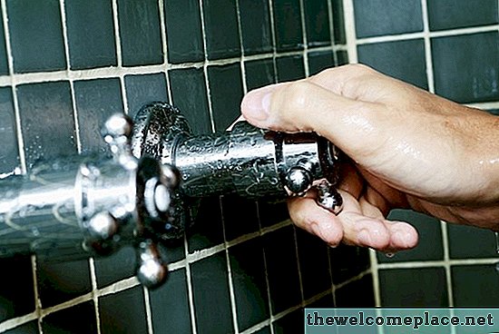 Come riparare una manopola di doccia spogliata