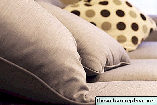 Как распушить диванные подушки